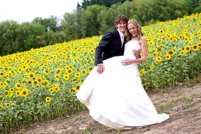 Sunflower WEdding bride & groom